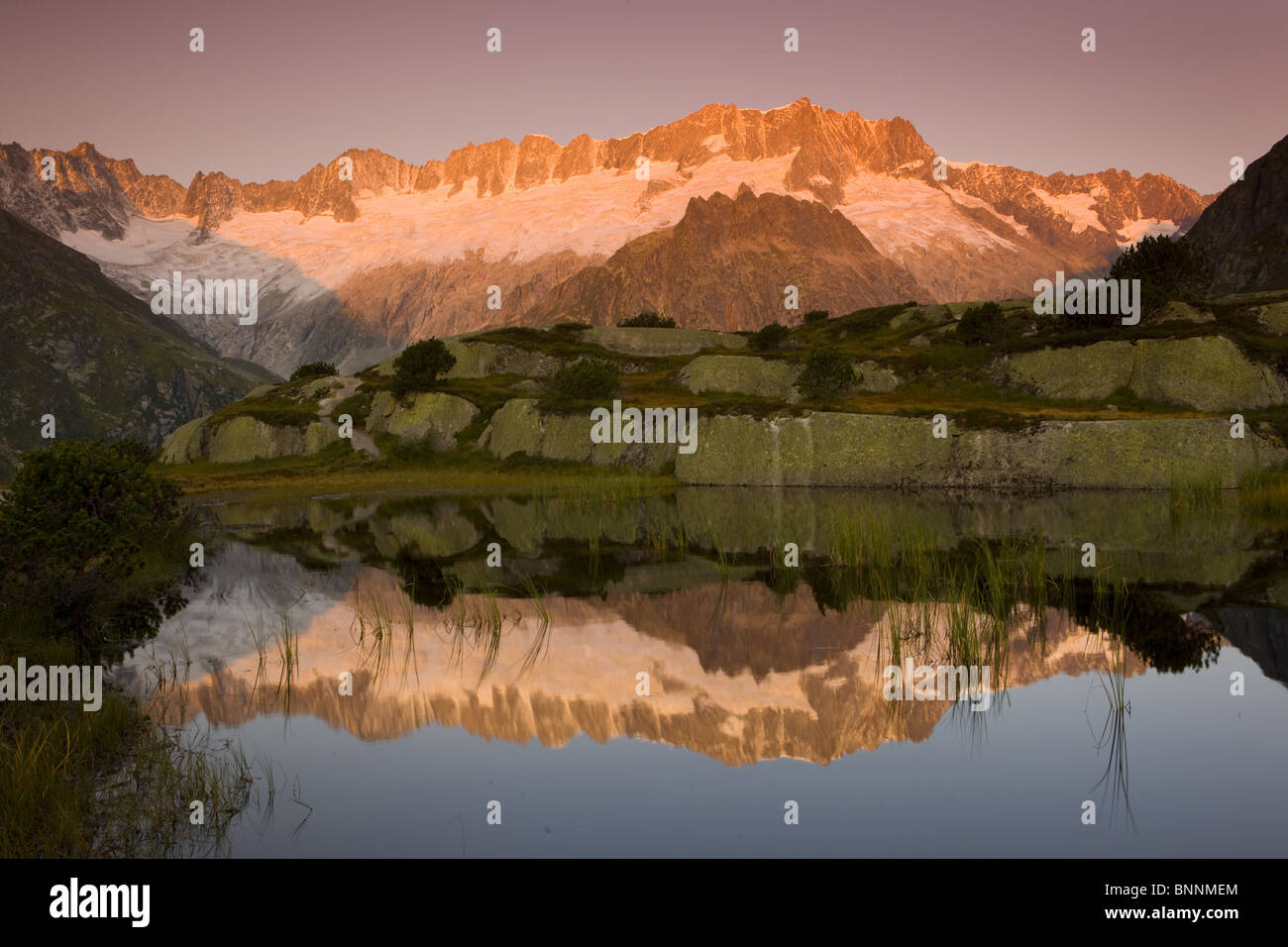La Svizzera swiss scenario umore piano gamma crepuscolo crepuscolo montagne ghiacciai morena ice mountain lake riflessione Cantone di Uri Foto Stock