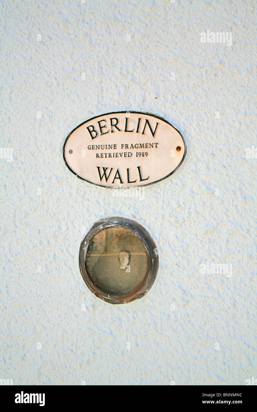 Un pezzo del muro di Berlino visualizzato nel muro di una casa di birra, Devon, Inghilterra, Regno Unito Foto Stock