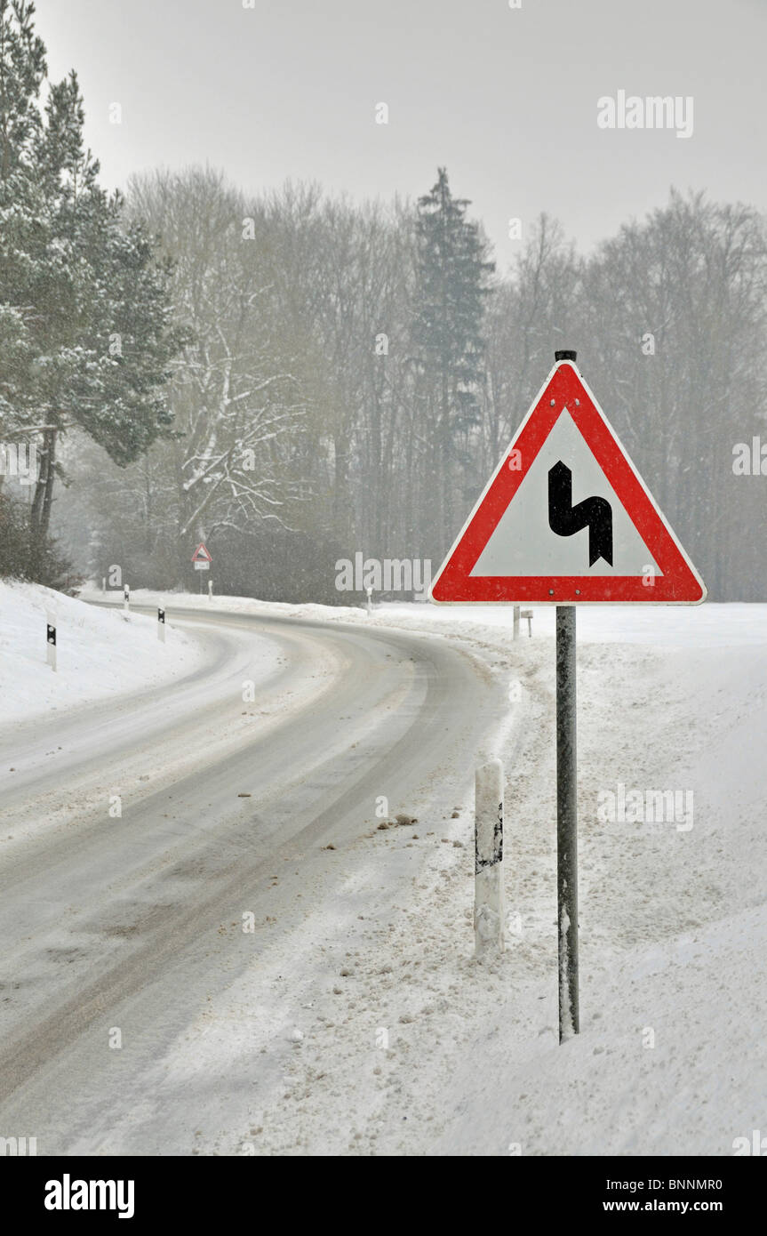 Al di fuori di asfalto outdoor copre Germania misty ICE Europe corsia stradale frost pericolo minaccia pericolosamente congelati black ice freddamente Foto Stock