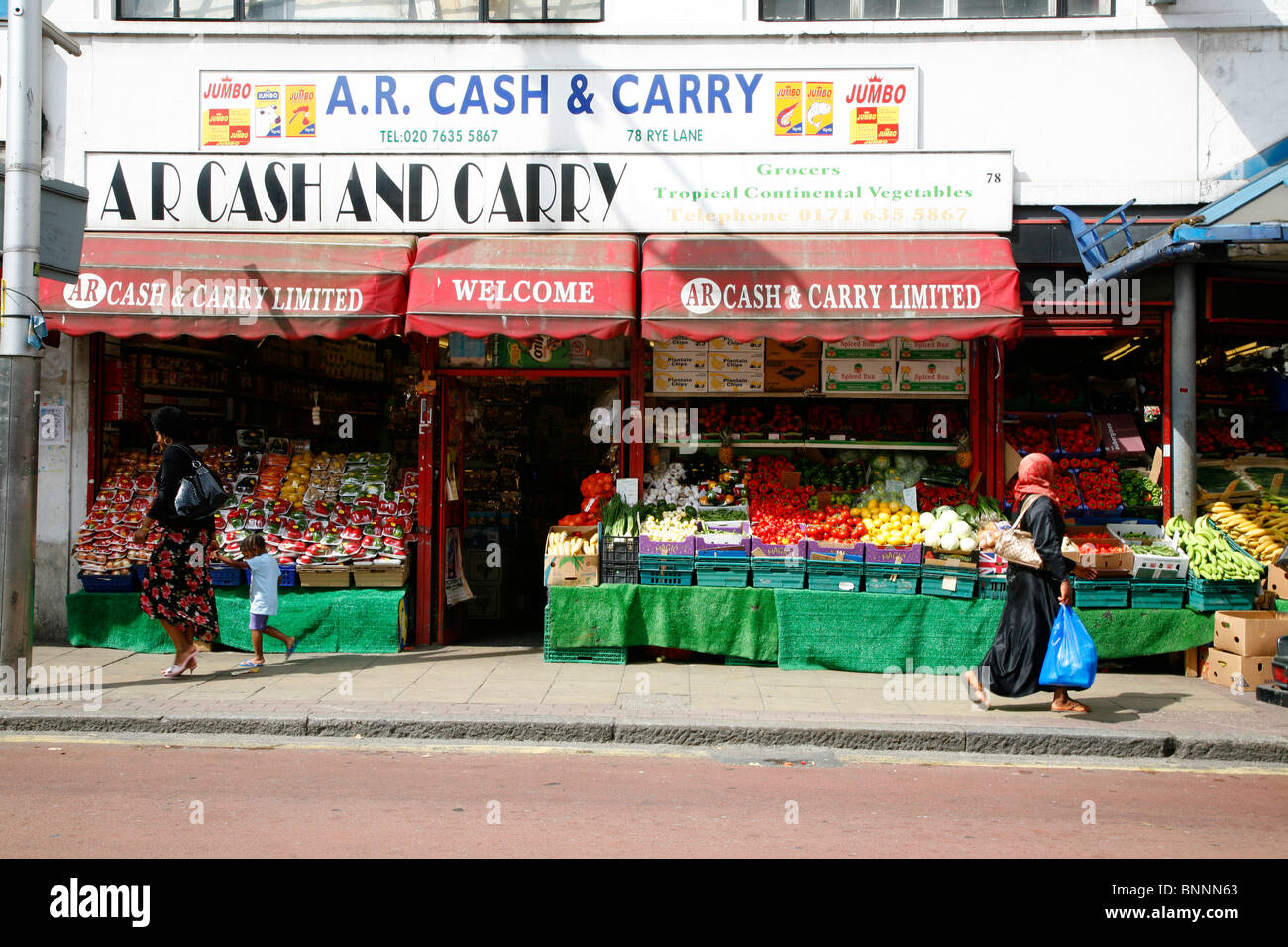 Cash and Carry shop on Peckham Rye, Peckham, Londra, Regno Unito Foto Stock