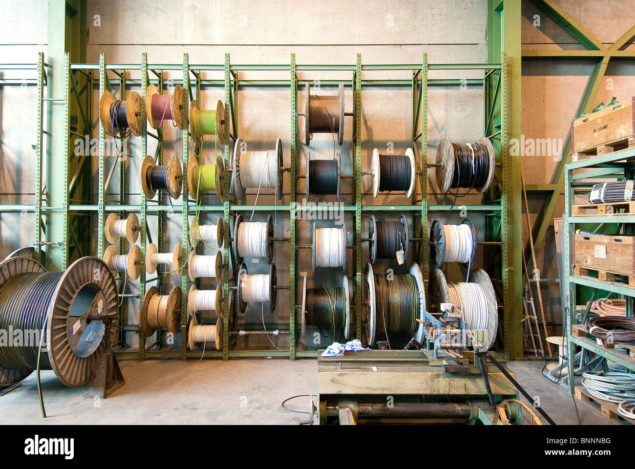 Industria dei ruoli del cavo deposito officina Svizzera camp magazzino deposito hall Foto Stock