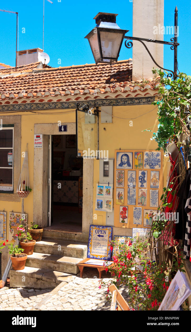Negozio di souvenir vendono azulejos, il famoso piastrelle blu, a Sintra, Portogallo Foto Stock
