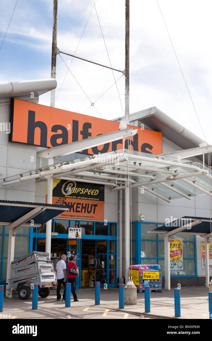 Halfords entrata al negozio e il logo della società segno a West Quay, Southampton Foto Stock