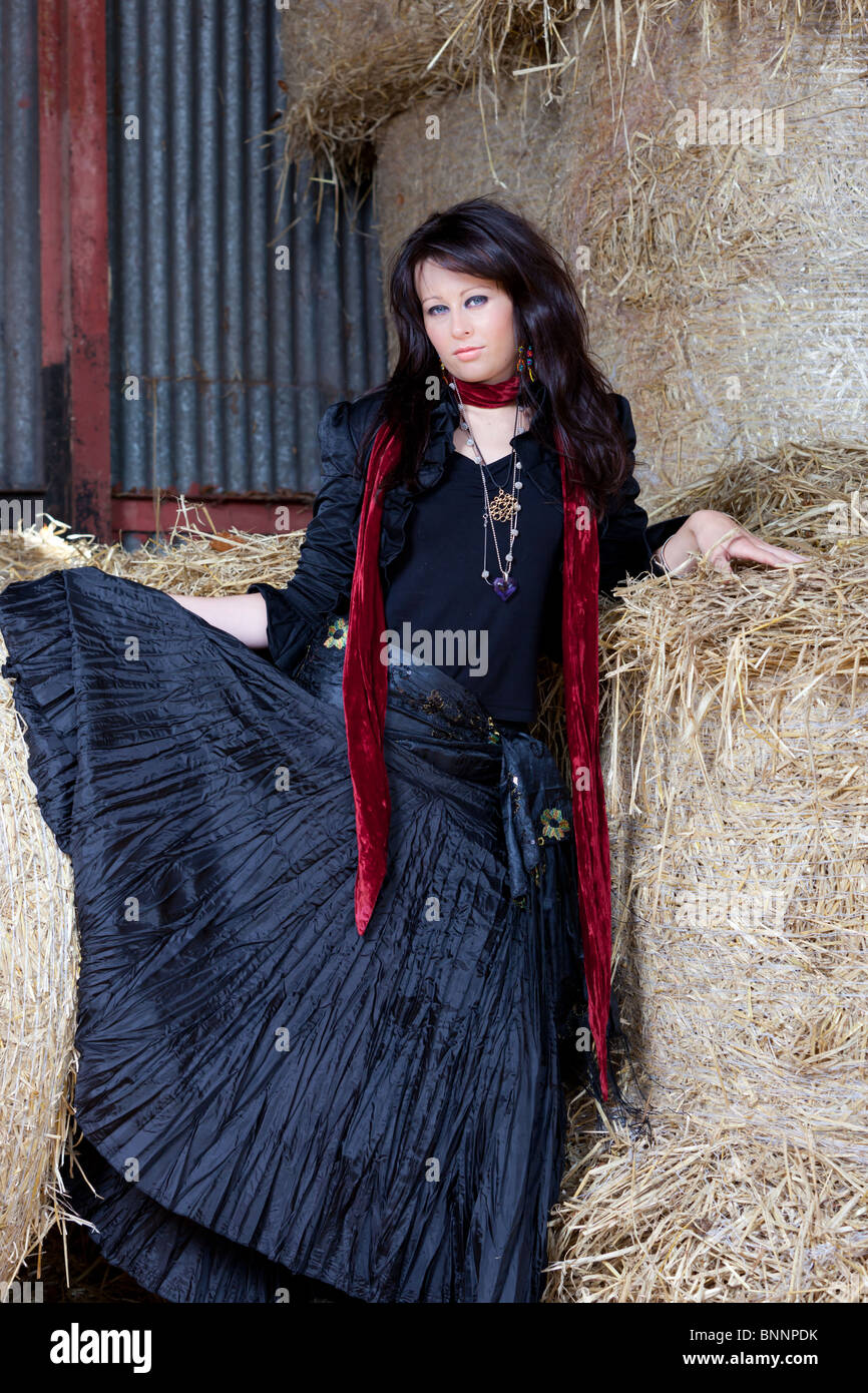 Young woman dressed gypsy immagini e fotografie stock ad alta risoluzione -  Alamy