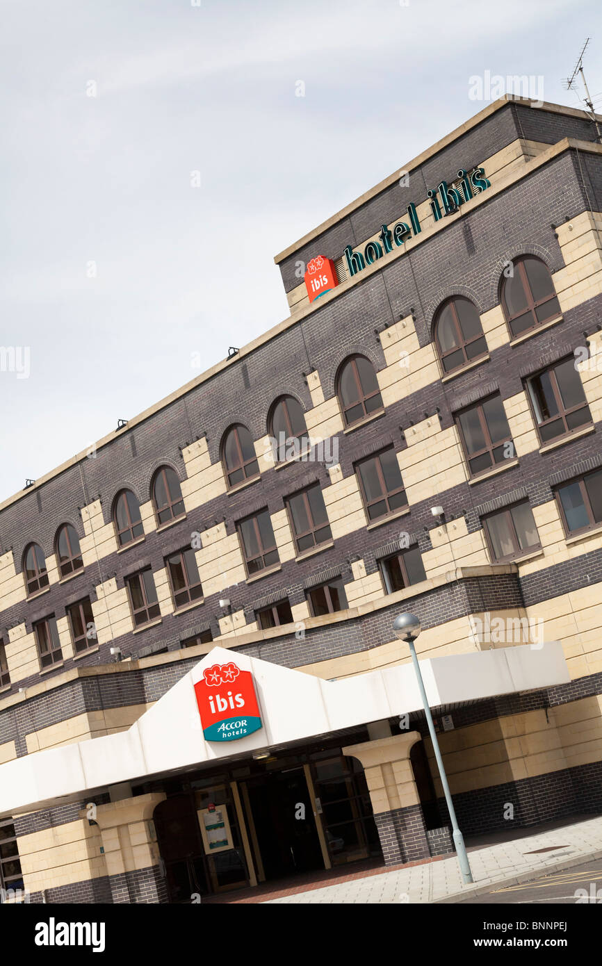 Ibis hotel a West Quay Southampton che mostra il logo Foto Stock