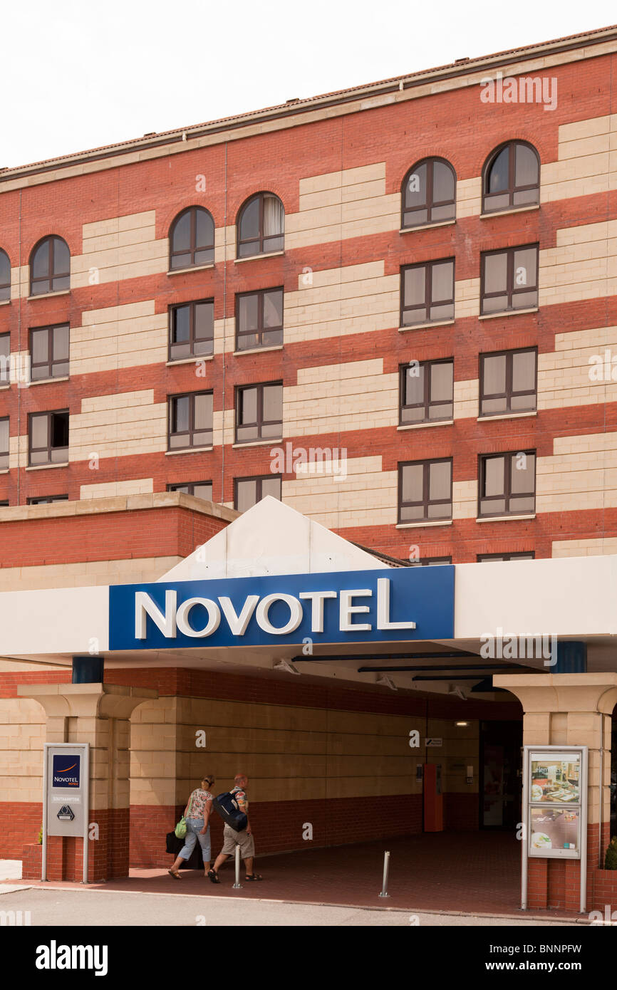 Novotel Hotel a West Quay Southampton che mostra il logo Foto Stock