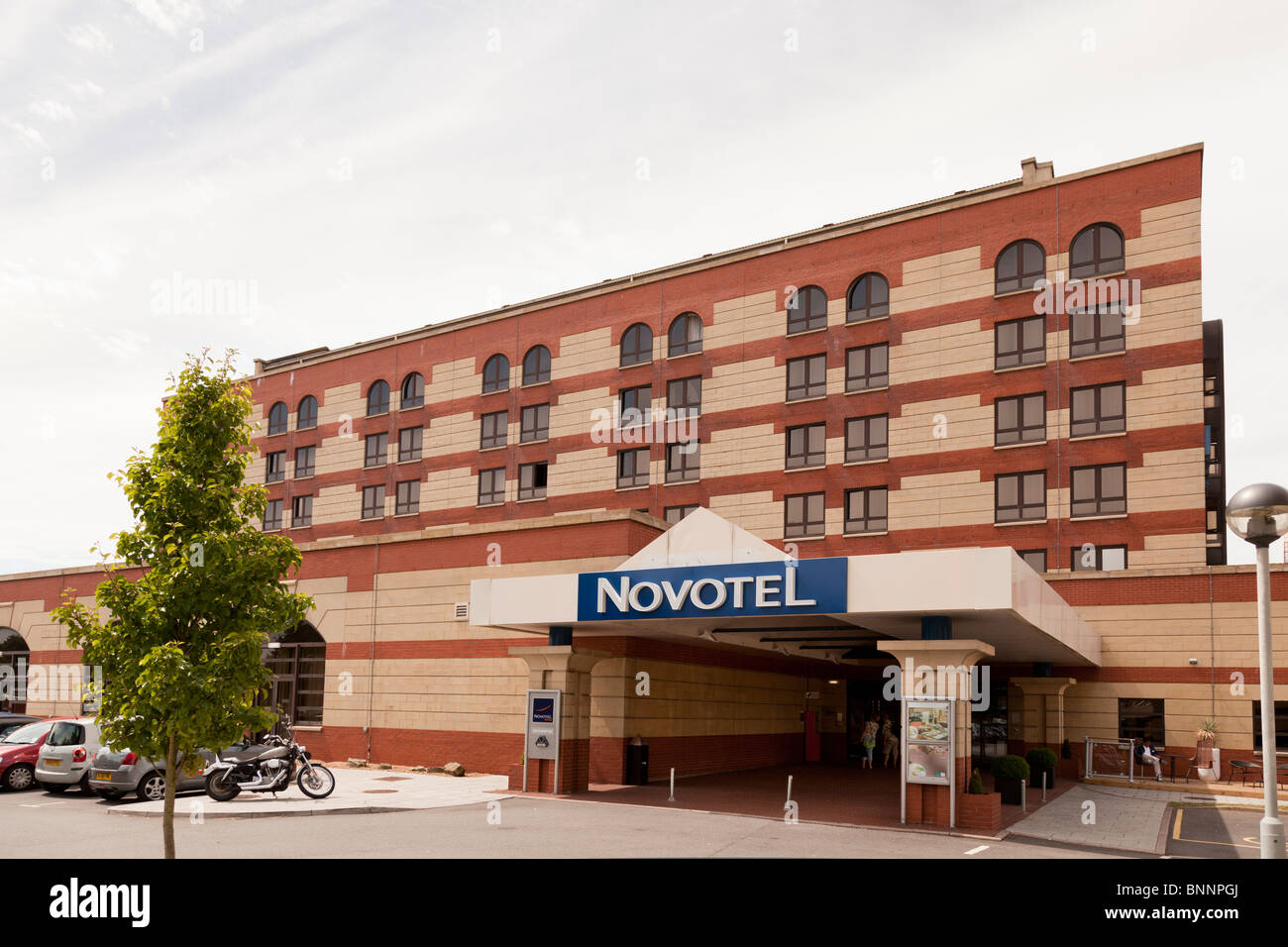 Novotel Hotel a West Quay Southampton che mostra il logo Foto Stock