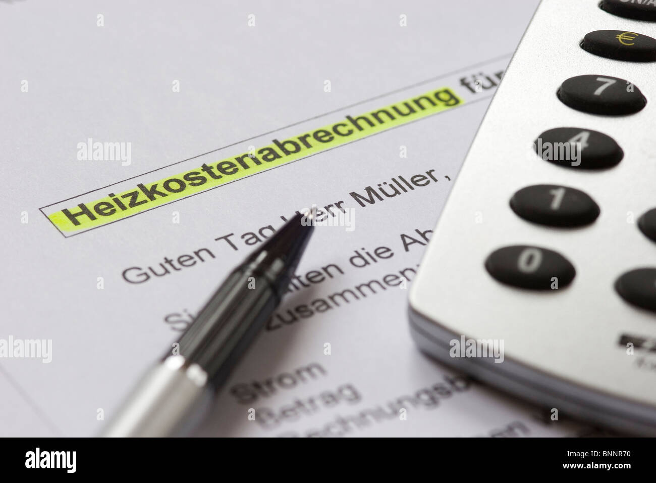 Le spese di riscaldamento in considerazione dei costi di riscaldamento i costi energetici aumentano le spese comparativo aumento di prezzo aumento dei costi in aumento dei costi Foto Stock