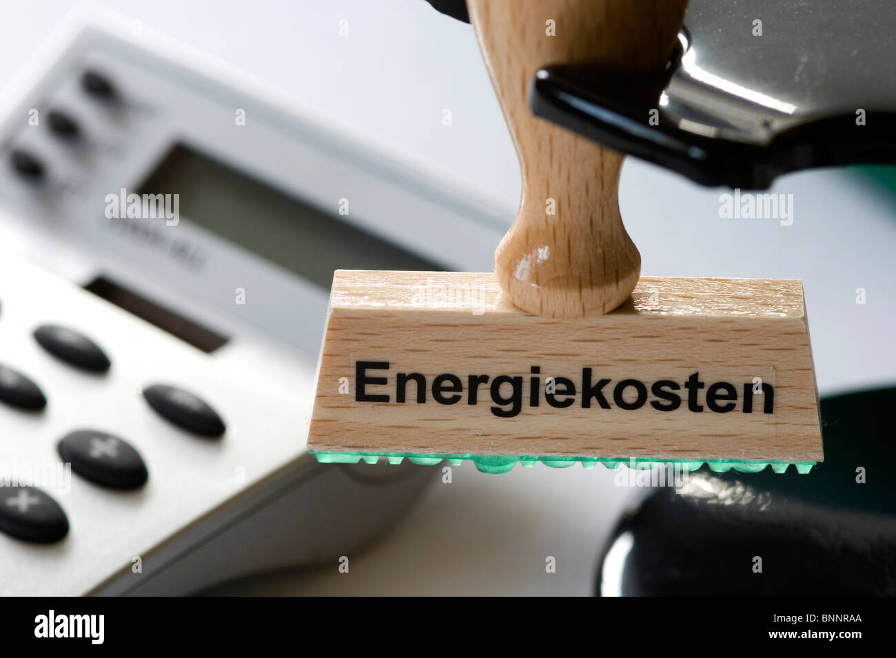 Timbro sui costi di riscaldamento calcolatrici tascabili per le apparecchiature per ufficio energia energia costa prezzo aumentare il riscaldamento denaro costi di riscaldamento premio Foto Stock