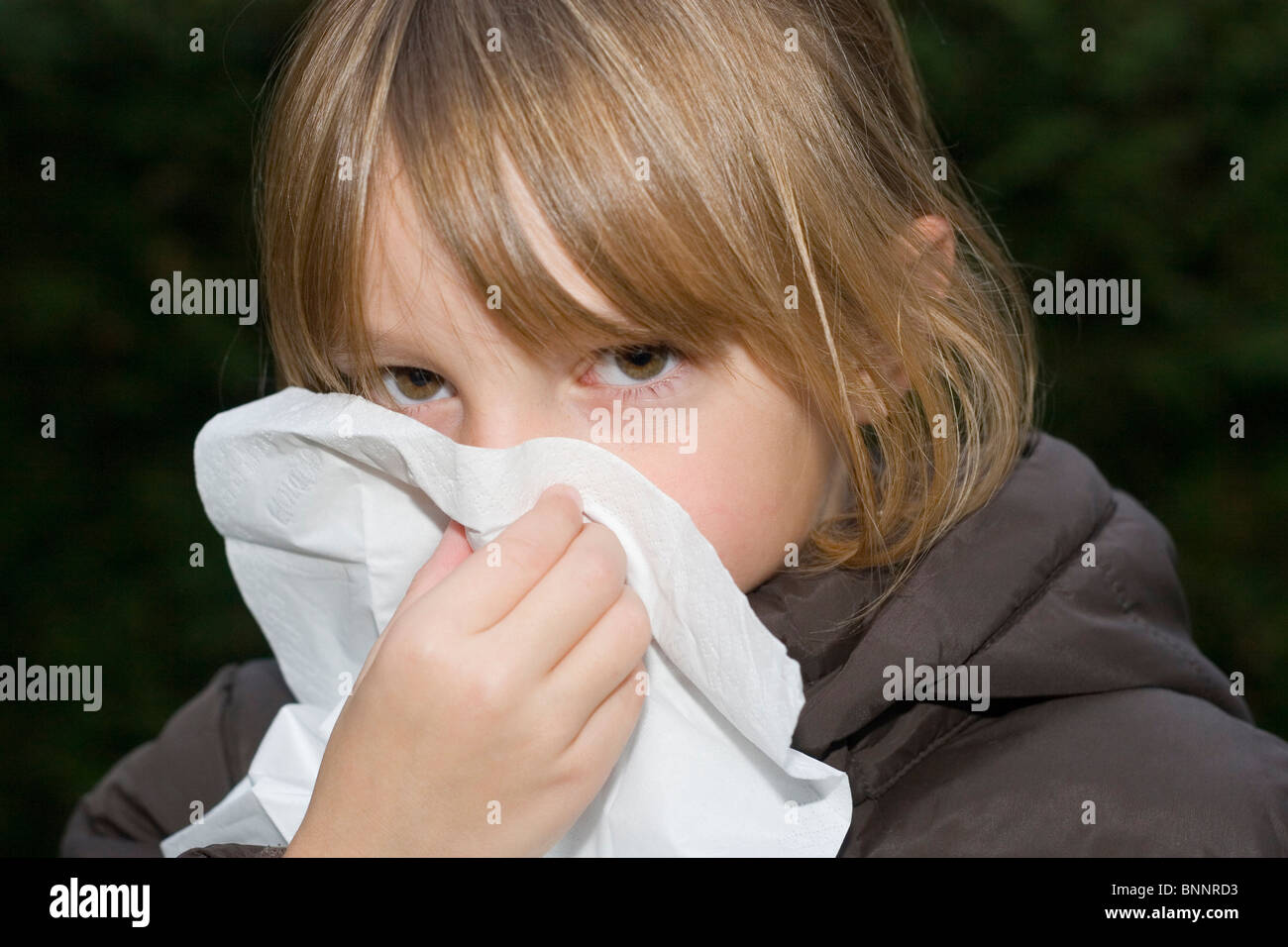 Cinque-anno-vecchio figlio ragazze fazzoletto pre-scolare la salute dei bambini una fredda ill malati di influenza di autunno Foto Stock