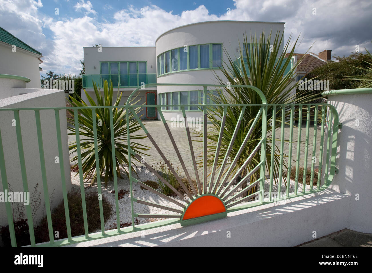 Art deco house ricurva con pareti bianche e distintivo di sunrise ringhiere a Frinton on-mare, parte dell unico Frinton Park Station Wagon Foto Stock