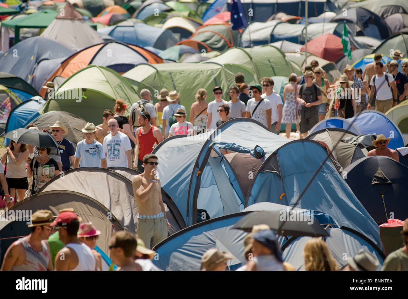 Un area camping presso il festival di Glastonbury in Inghilterra, 2010. Foto Stock