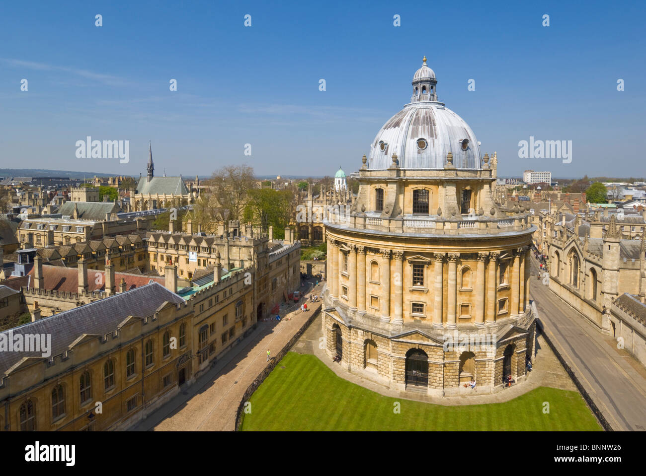 Oxford University Radcliffe Camera con le pareti del Brasenose College e tetti della University of Oxford, Oxfordshire, Inghilterra, Regno Unito, GB Europa Foto Stock