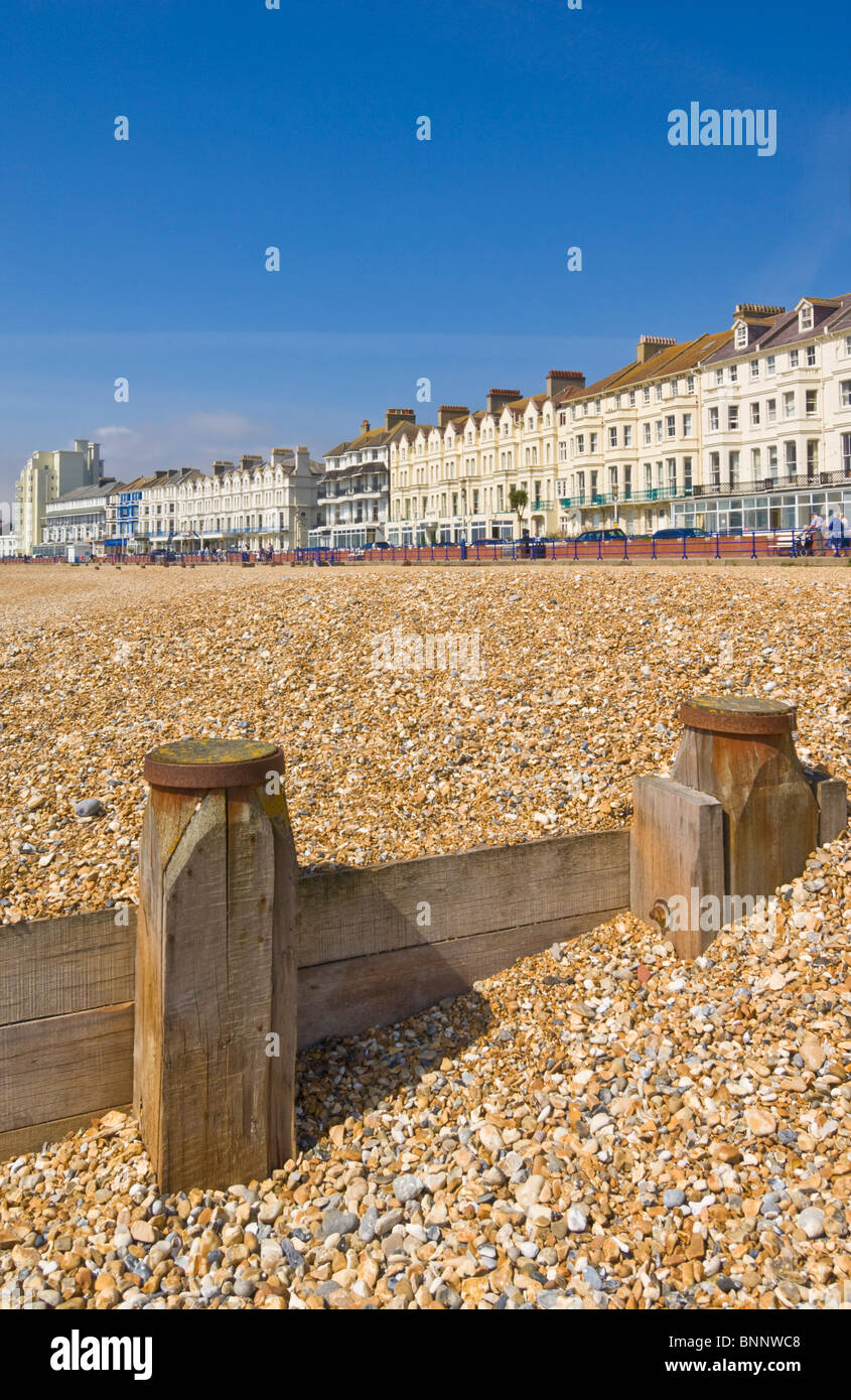 Eastbourne Beach Pebble Beach e groynes, alberghi sul lungomare, Eastbourne, East Sussex, England, GB, Regno Unito, Europa Foto Stock