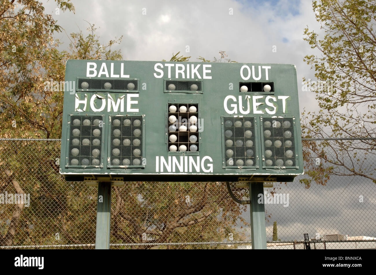 Quadro di valutazione per un campo da baseball che mostra entrambe le fasce di età e di utilizzo. Foto Stock