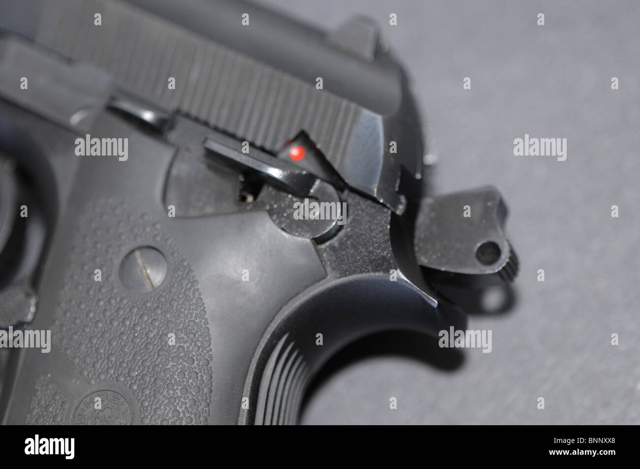 Taurus PT-92 9mm pistola dettaglio mostrante il martello armato e la leva di sicurezza off (red dot mostra). Foto Stock