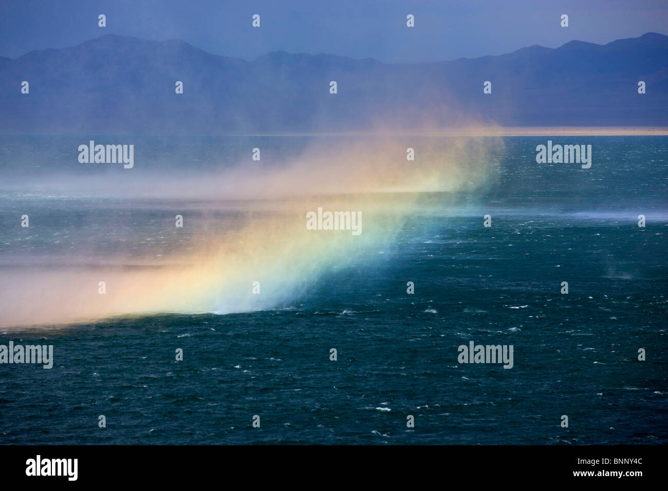 Fuller lago USA America Glen Ellis Falls Stati Uniti Nevada lago tempesta di mare vento arcobaleno di schiuma Foto Stock