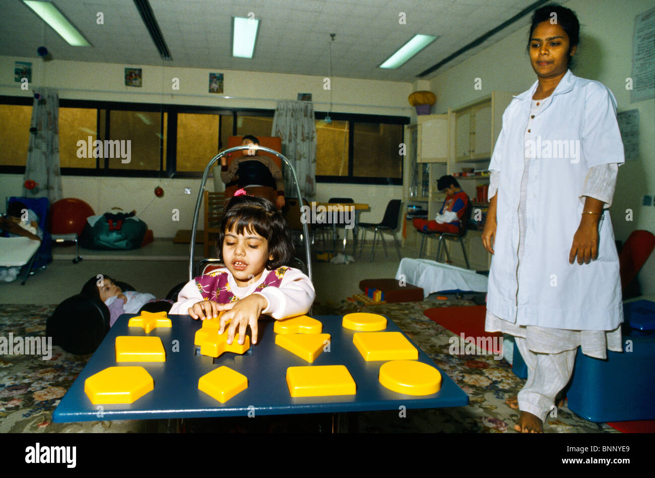Kuwait City Kuwait bambino autistico giocando con le forme Foto Stock