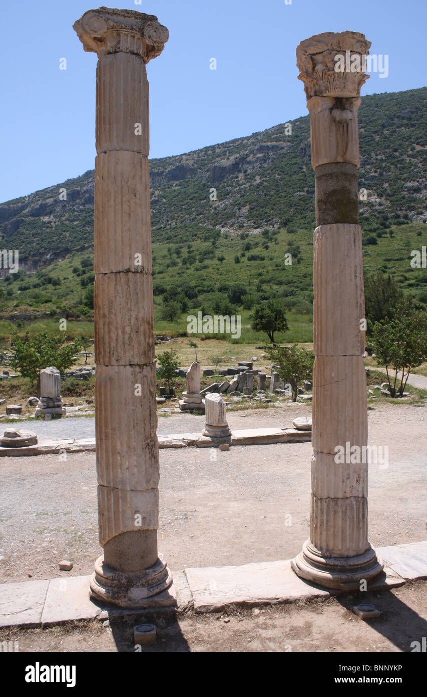 Colonne in pietra nella città romana di Efeso in Turchia Foto Stock