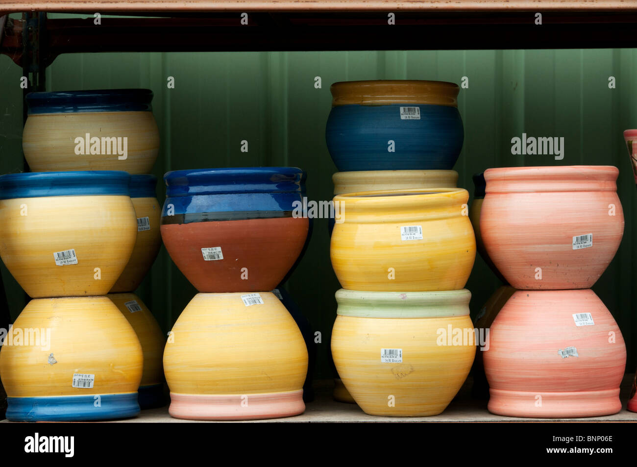 Color pastello vasi per piante in vendita presso un centro giardino Foto Stock