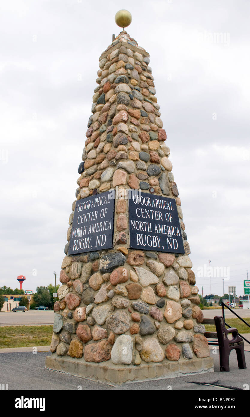 Il monumento del Centro geografico del Nord America a Rugby, North Dakota, segna il cuore simbolico del continente e una classica sosta lungo la strada. Foto Stock