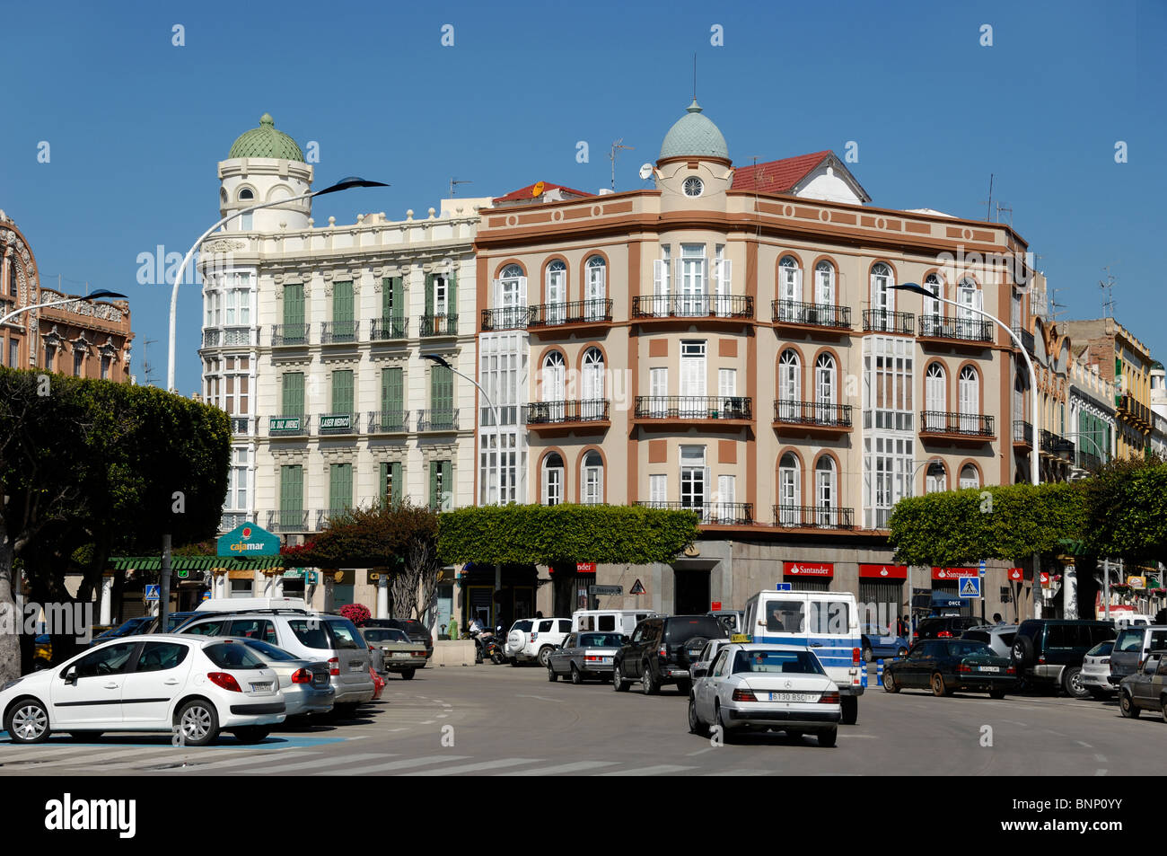 Centro città Street scene, Plaza de Espana e modernista ex ufficio postale edificio (1911), Melilla, Spagna Foto Stock