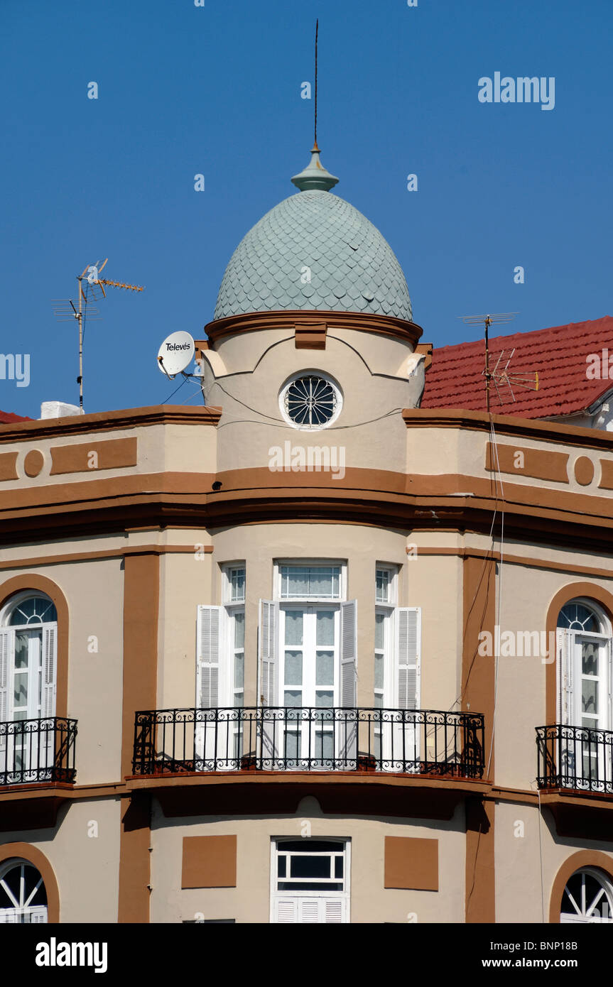 Torre angolare del modernista ex ufficio postale edificio (1911), il centro della città, Plaza de Espana e Melilla, Spagna Foto Stock