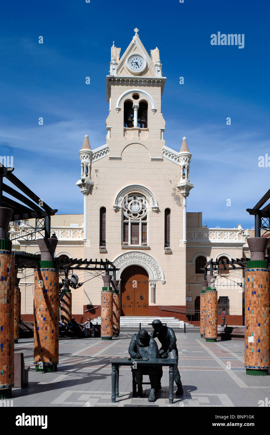 Chiesa neo-romanica di Sagrado Corazon (1918) e Statua di Lopez Moreno, Menendez Plaza o Plaza Menendez y Pelayo, o Piazza della città, Melilla Spagna Foto Stock