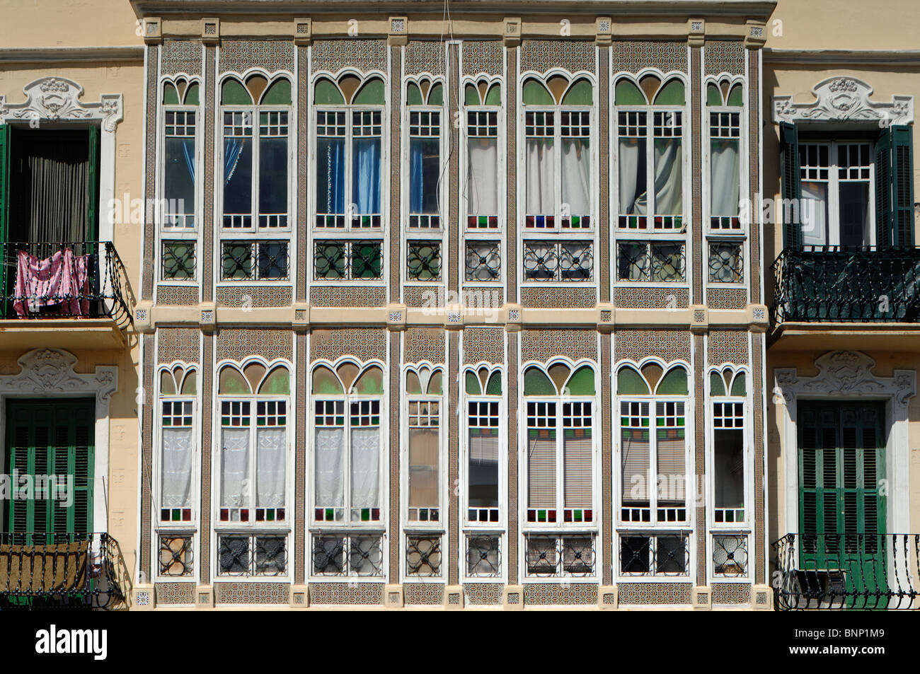 Racchiuso in vetro colorato Window-Balcony, Melilla, Spagna Foto Stock