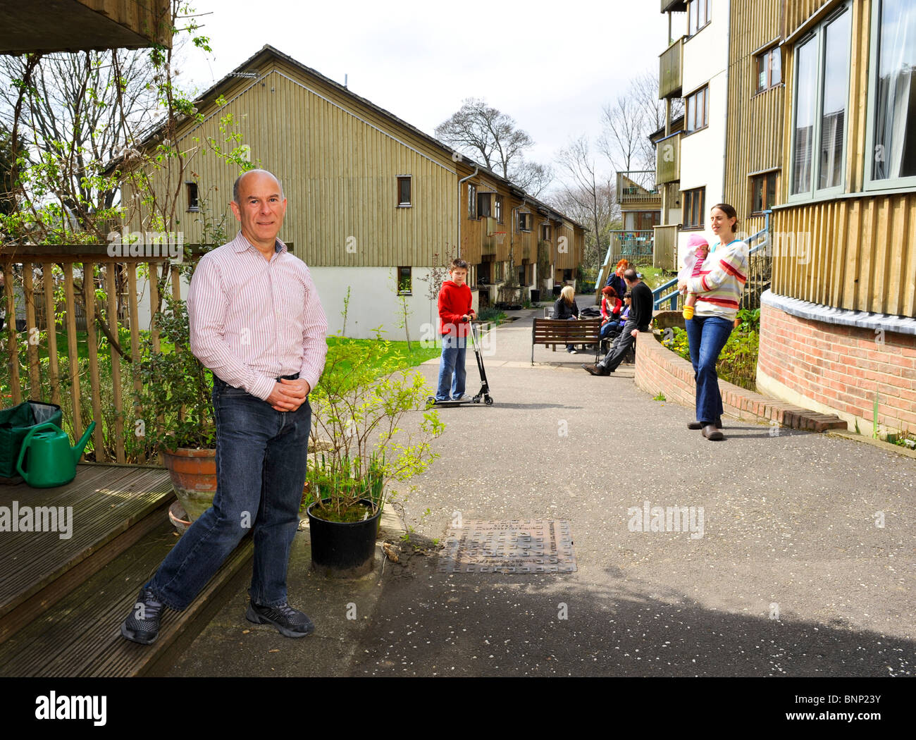 David Michael fonder di Springhill Eco-Housing, cohousing, comunità sociale l'alloggiamento. Stroud Gloucestershire. Inghilterra, Regno Unito. Foto Stock