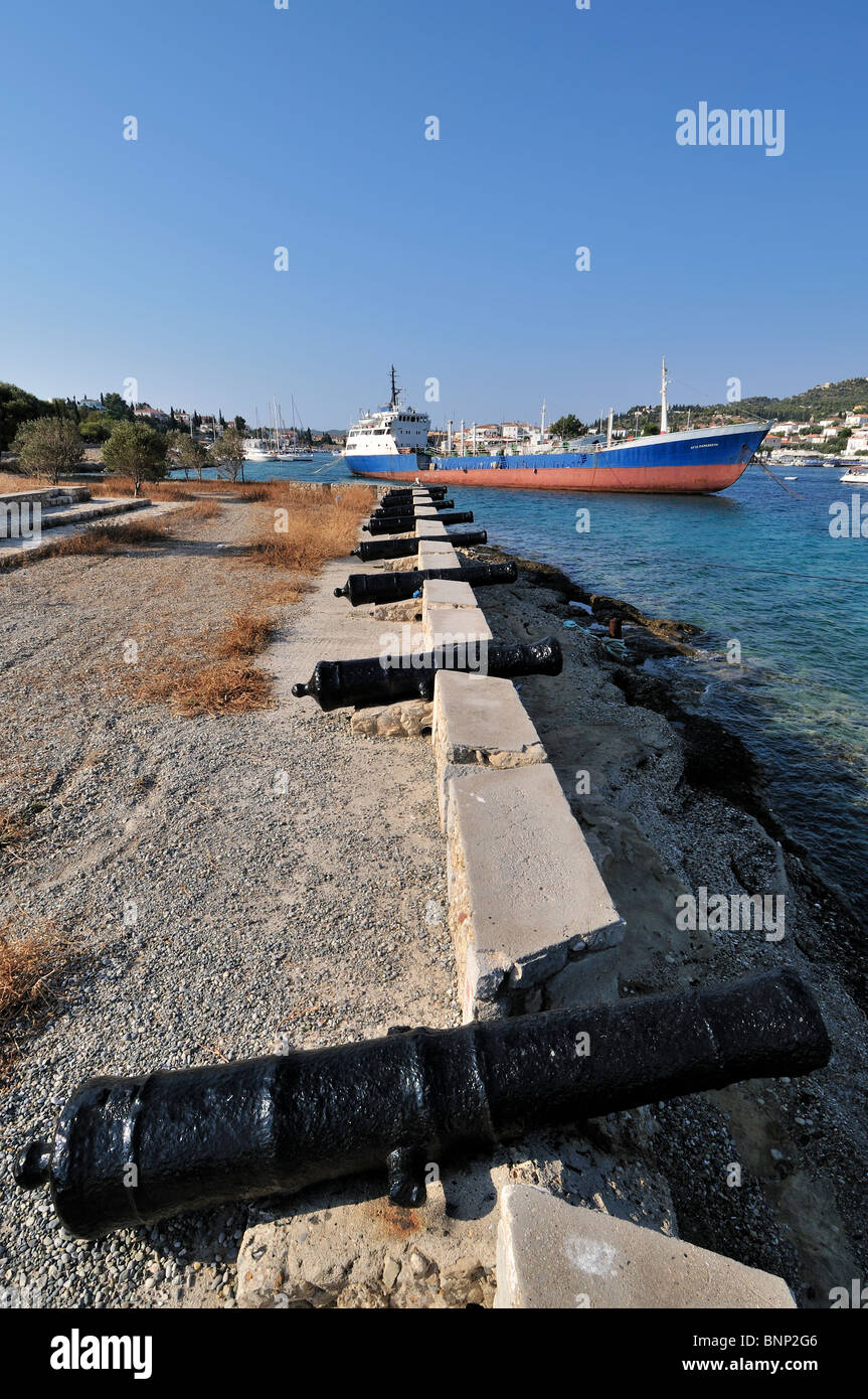 Vecchio cannoni a Faros area, porto vecchio, Spetses town, Spetses Island, Grecia Foto Stock