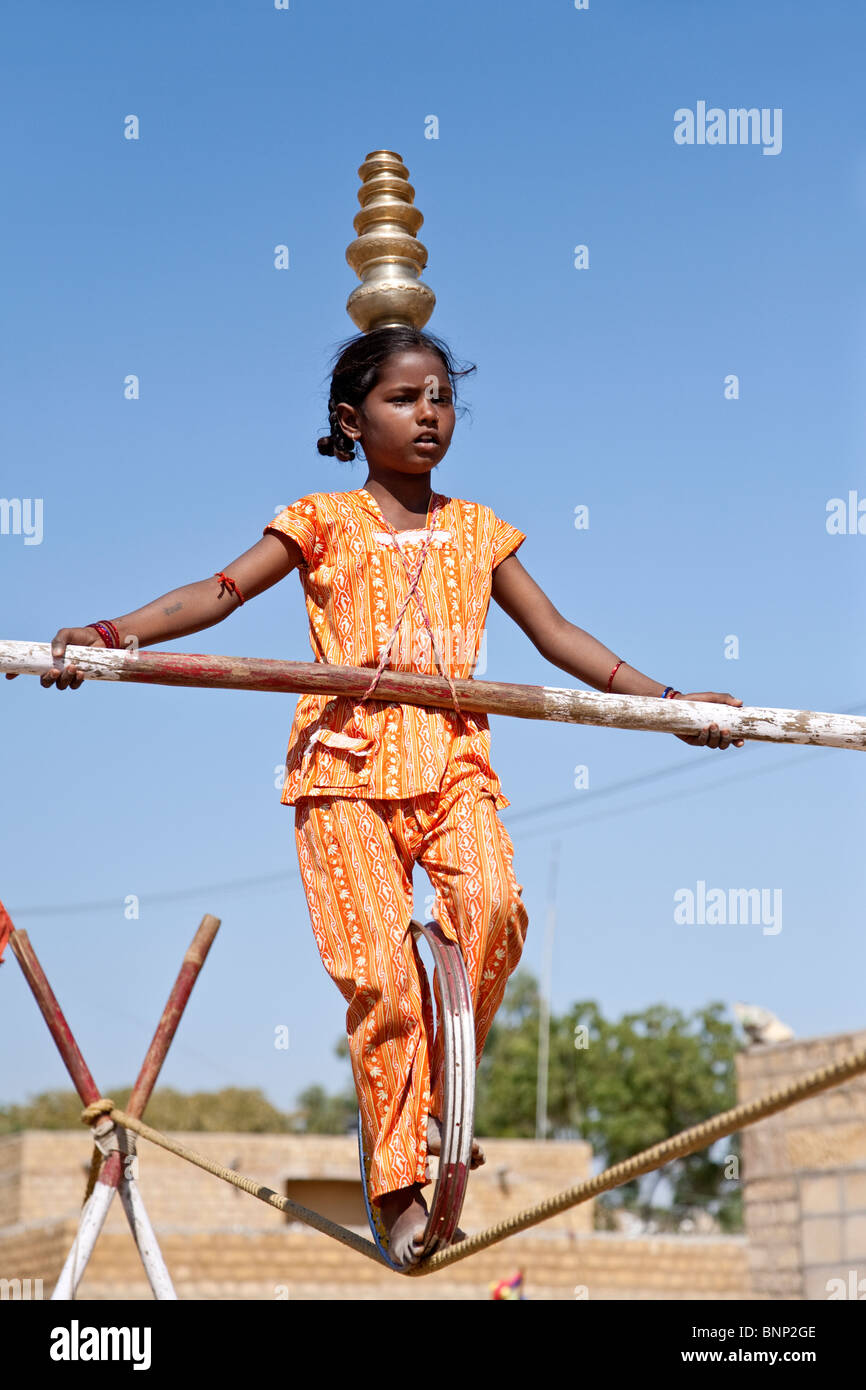 Funambolo. Jaisalmer. Il Rajasthan. India Foto Stock