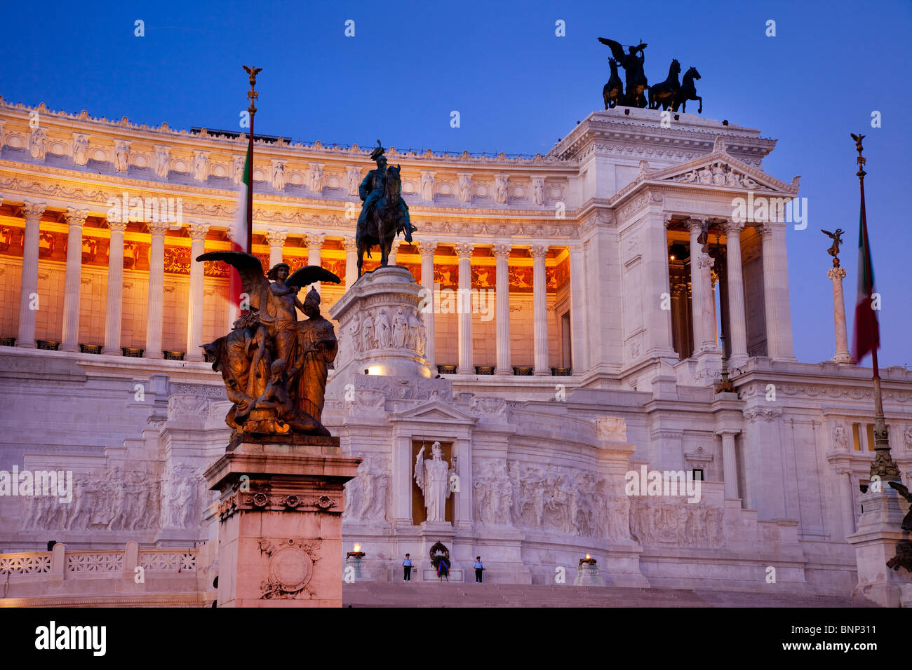 La mattina presto all'impressionante Vittorio Emanuele memorial building con la tomba del milite ignoto, Roma Lazio Italia Foto Stock