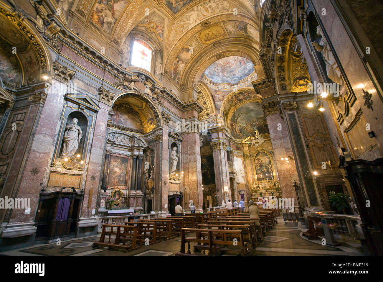 Interno di Santa Maria Maddalena la chiesa in Roma, Roma, Italia Foto ...