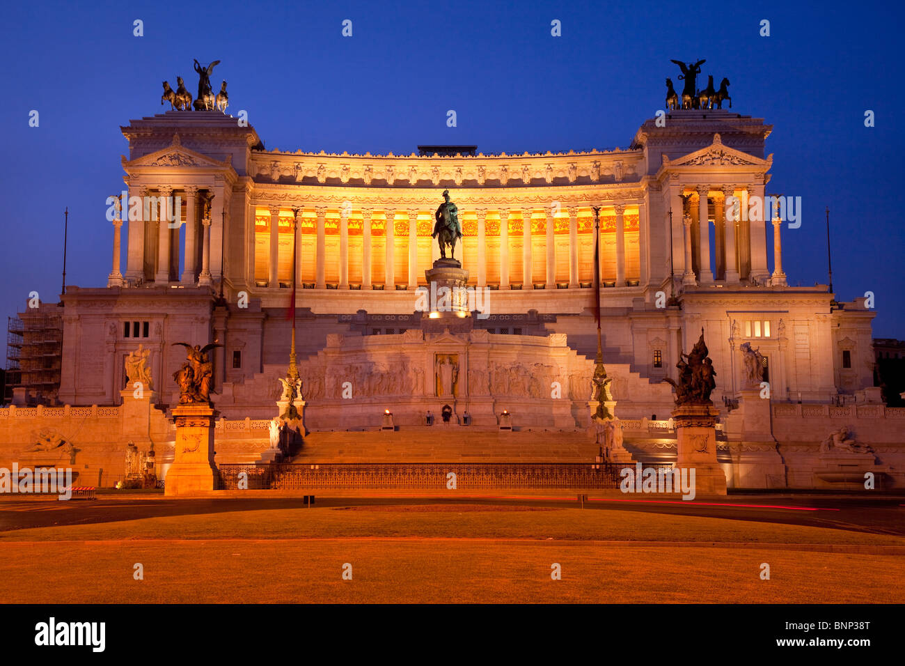 La mattina presto all'impressionante Vittorio Emanuele memorial building con la tomba del milite ignoto, Roma Lazio Italia Foto Stock