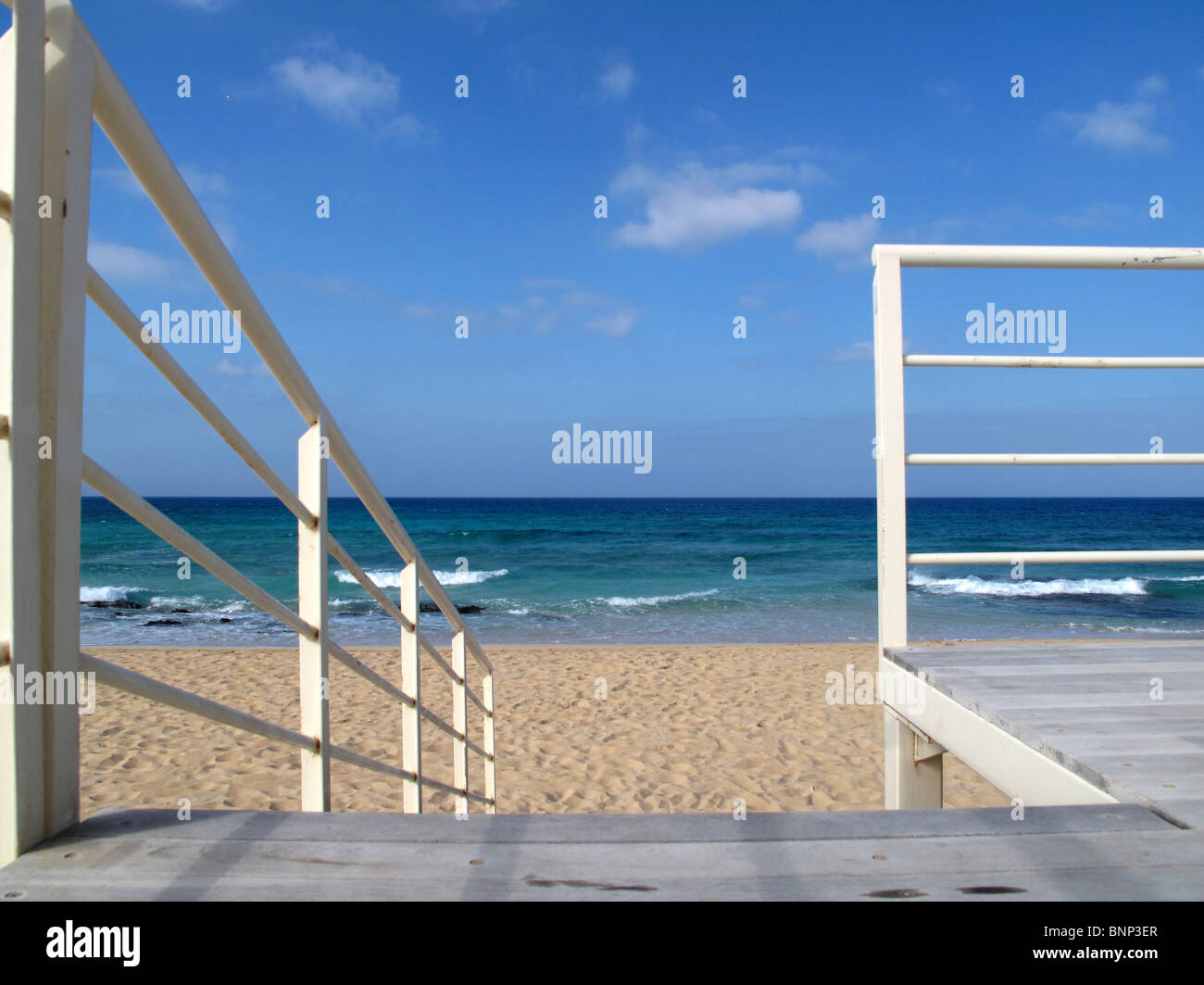 Rampa da bagnino piattaforma sulla spiaggia Foto Stock