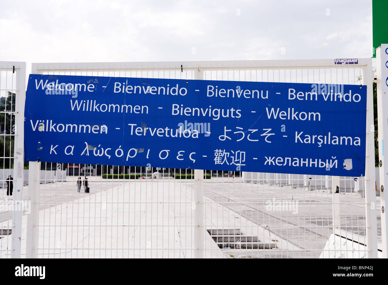 Diverse lingue Benvenuti Accesso avviso del cartello Foto Stock