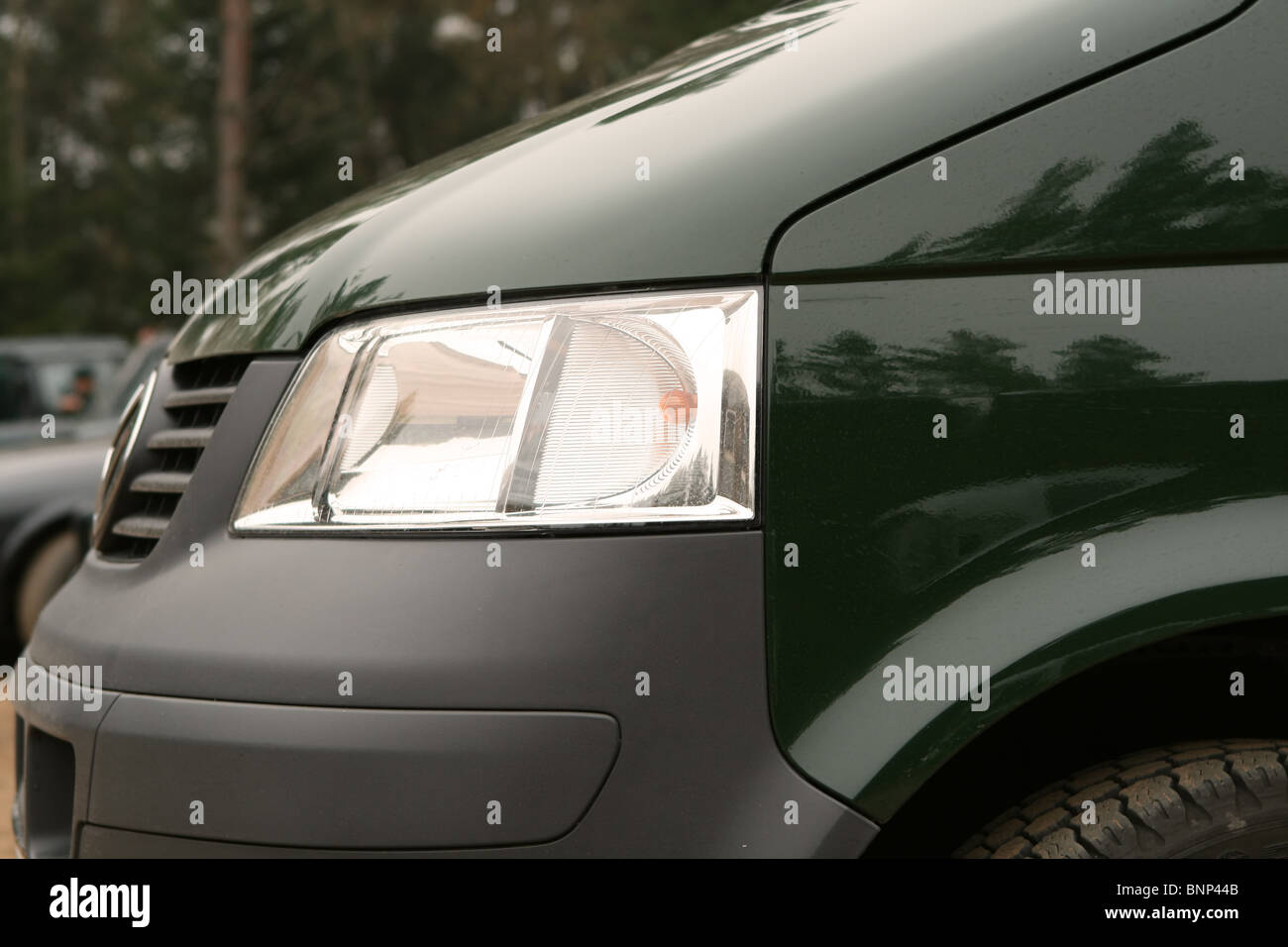 Close-up di autobus verde luce di testa. Foto Stock