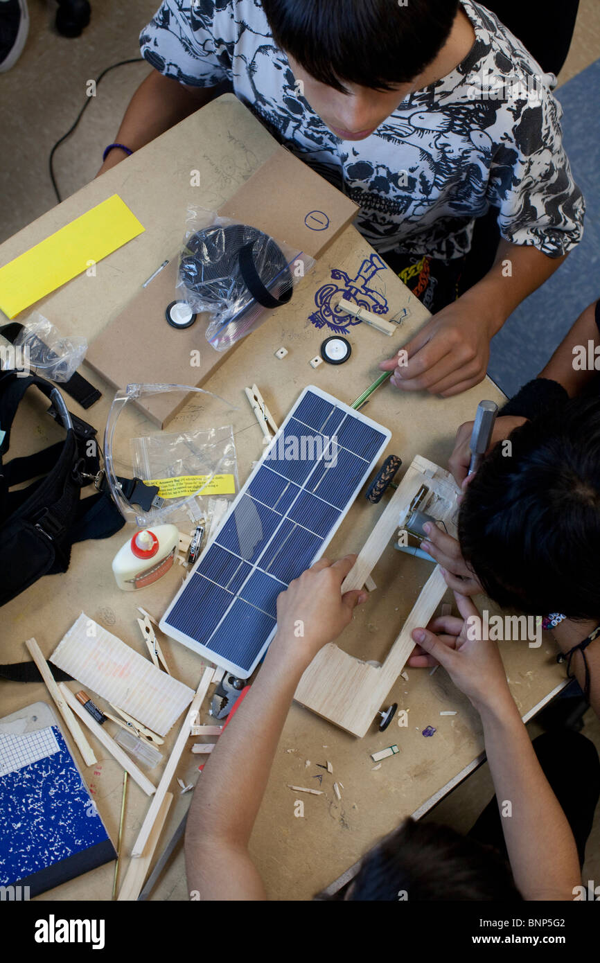 Gli studenti lavorano su radio-controllato modello auto solare nella classe di ingegneria a Manor New Tech High School di Manor, Texas. Foto Stock