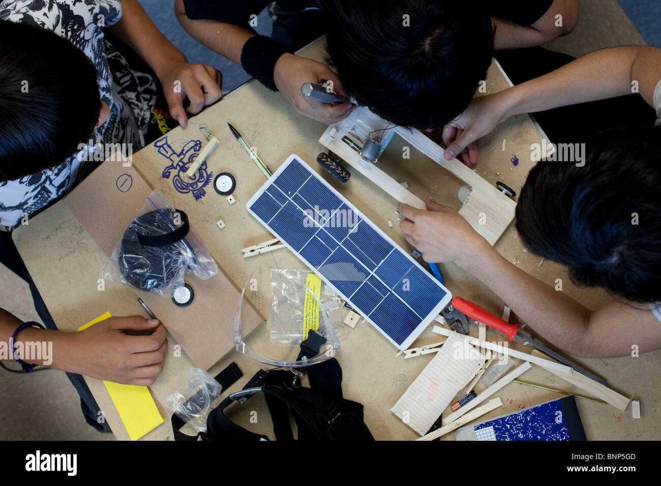 Gli studenti lavorano su radio-controllato modello auto solare nella classe di ingegneria a Manor New Tech High School di Manor, Texas. Foto Stock