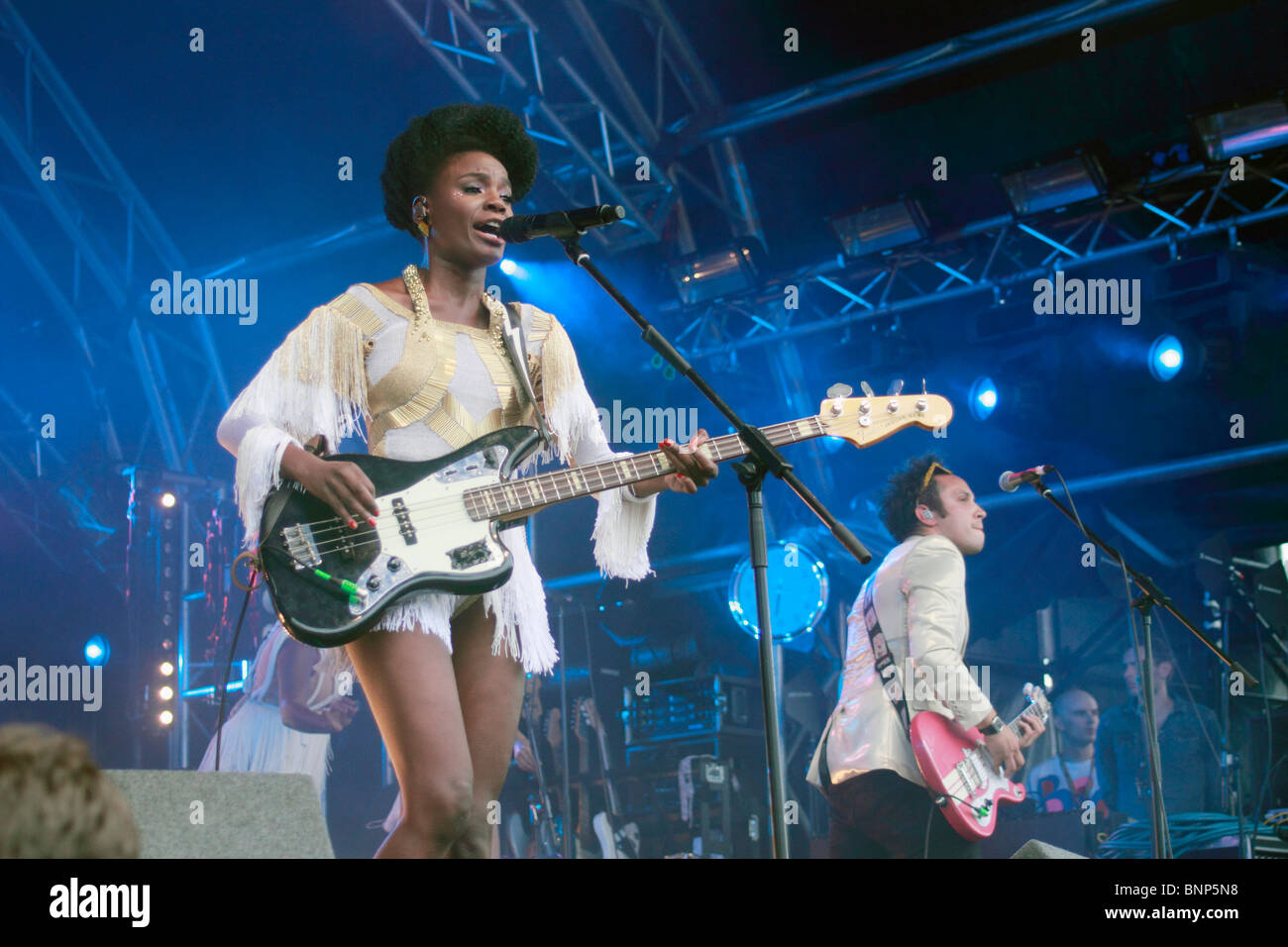 Noisettes lo splendore Festival in Nottingham's Wollaton Park. Noisettes (occasionalmente scritto come NOISEttes per marcare la differenza di pronuncia da noisette - una cucina francese termine ) sono un indie rock band di Londra che comprende il cantante e il bassista Shingai Shoniwa, chitarrista Dan Smith e il batterista Marc Marot (sostituisce Jamie Morrison). Foto Stock