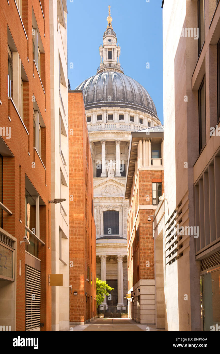 Vista della cattedrale di St Paul da tra gli edifici vicini a Londra. Foto Stock