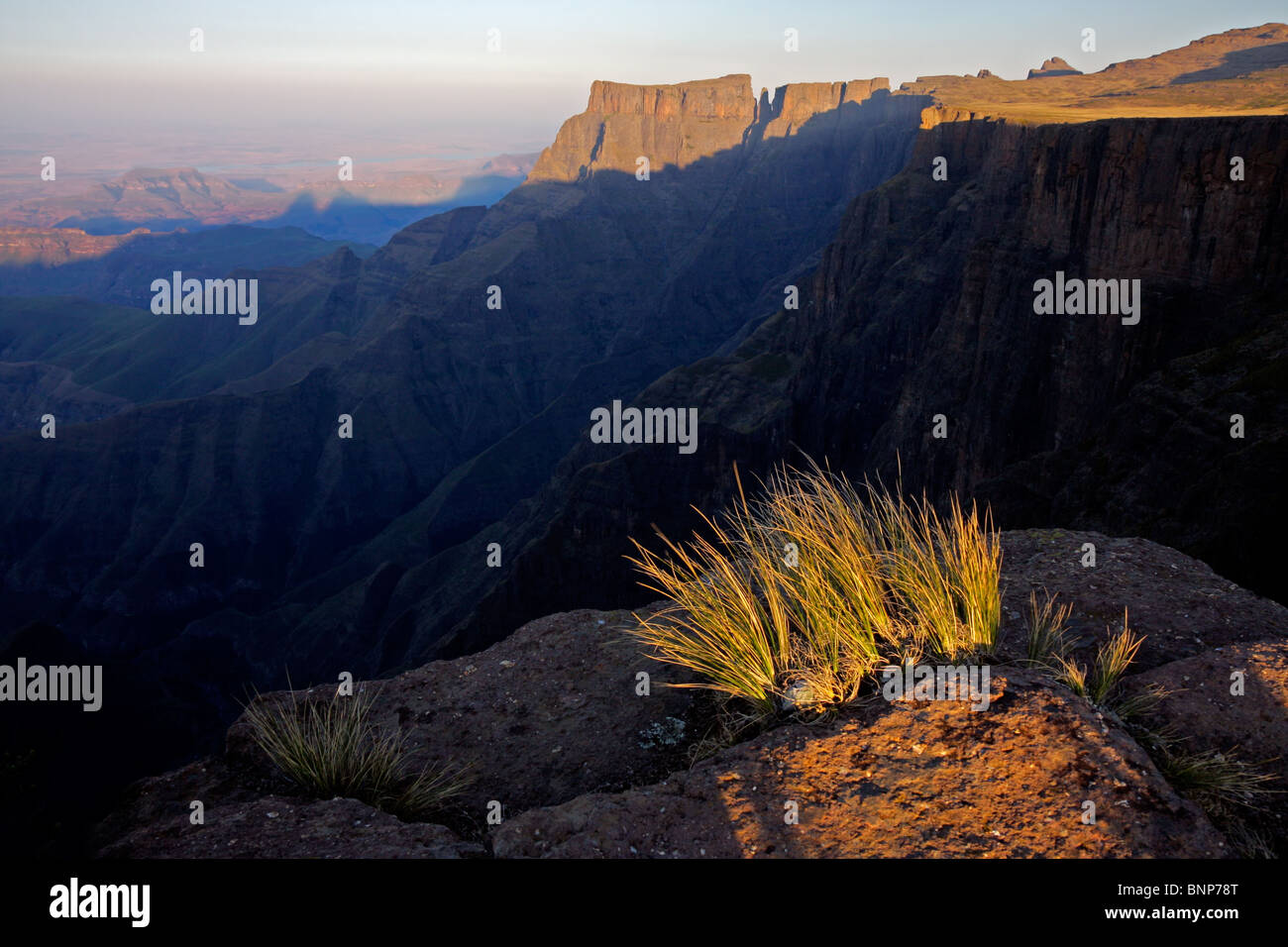 Vista delle alte cime delle montagne Drakensberg, Royal Natal National Park, Sud Africa Foto Stock
