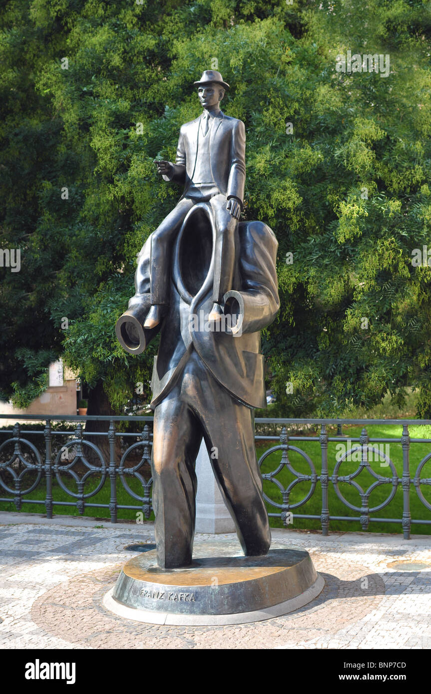 Franz Kafka la statua in un centro di Praga. Foto Stock