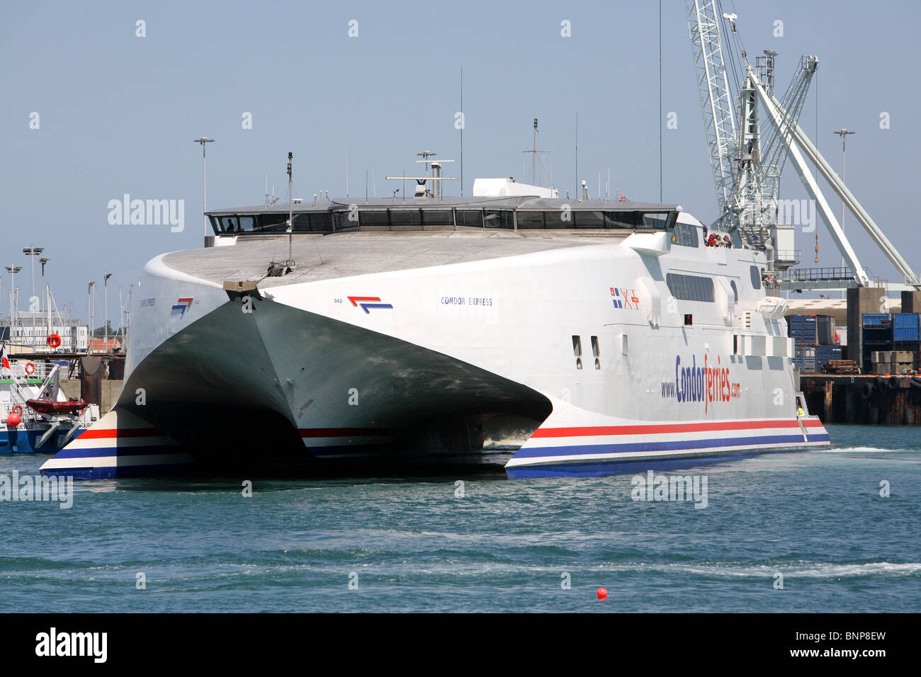 Il catamarano ad alta velocità (Condor express) a vela tra guernsey & Poole accanto a Guernsey St Peter Port. Foto Stock