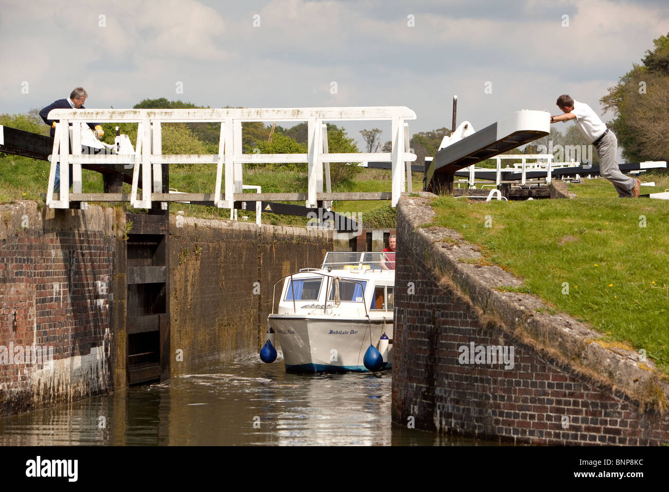 La manovra di vacanza attraverso il lancio di Caen si blocca sistema. Kennet and Avon Canal.Wiltshire, Inghilterra Foto Stock