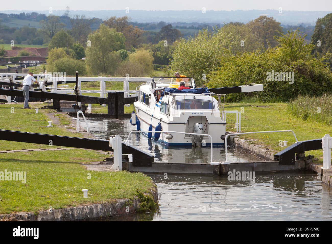 La manovra di vacanza attraverso il lancio di Caen si blocca sistema. Kennet and Avon Canal. Wiltshire, Inghilterra Foto Stock