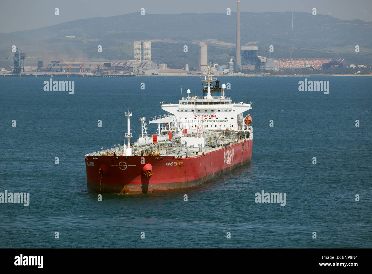 La petroliera di ancoraggio al largo di Gibilterra con sicurezza e ambiente segni dipinti sulla sovrastruttura. Foto Stock