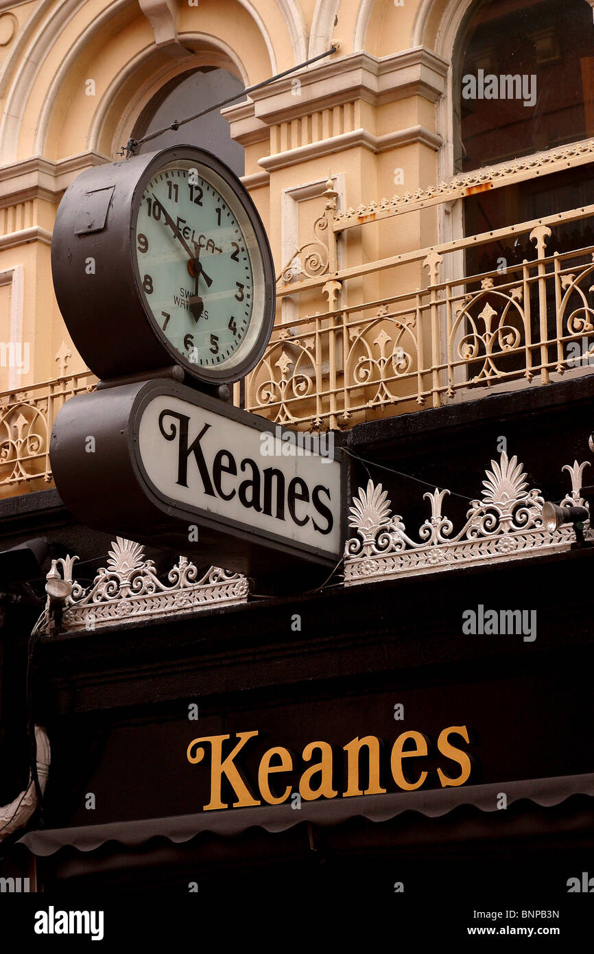 Irlanda, Cork, Oliver Plunkett Street, Keanes gioiellerie segno, grande orologio Foto Stock