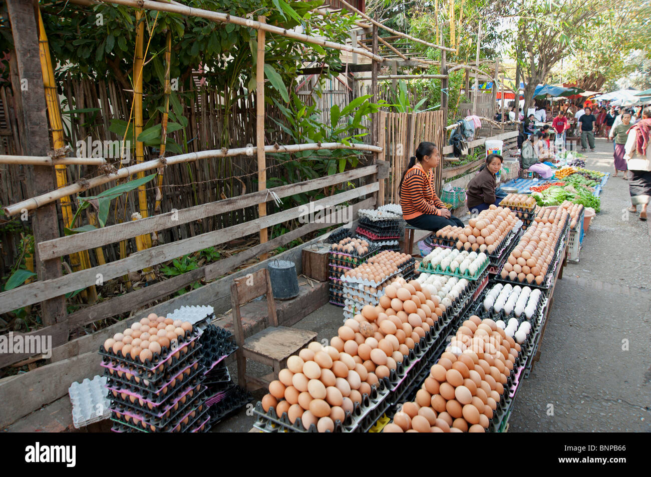 Uovo fresco sorge in una strada del mercato di Luang Prabang Laos Foto Stock